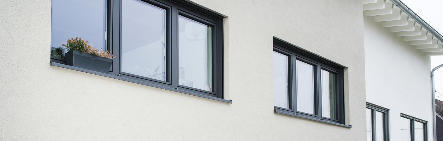 Kunststoff-Aluminium-Fenster im Obergeschoss